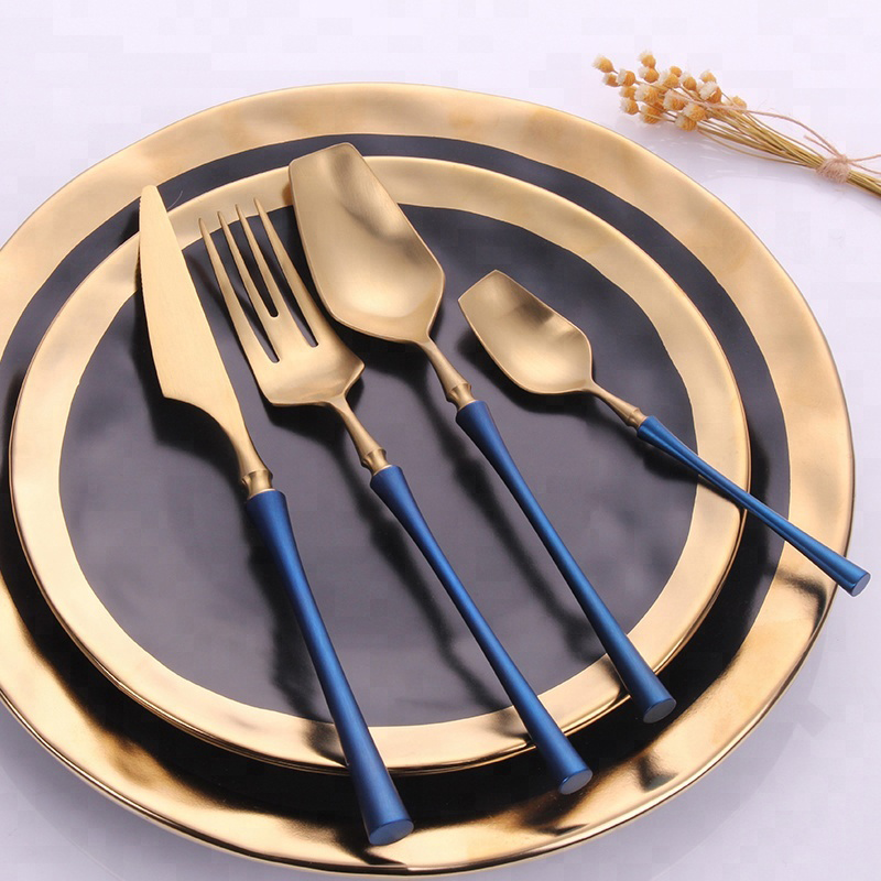 Sinise käepideme värvimine, õhukese vööga lauanõud, mis olid kullast roostevabast terasest söögiriistad.